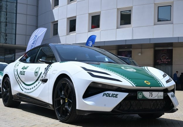 شرطة-دبي-تكشف-عن-سيارة-lotus-emeya-s-الكهربائية-بالكامل-خلال-قمة-الشرطة-العالمية