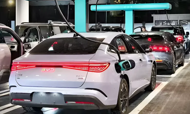 byd-تطلق-شواحن-كهربائية-فائقة-السرعة-بتصميم-يشبه-مضخات-الوقود