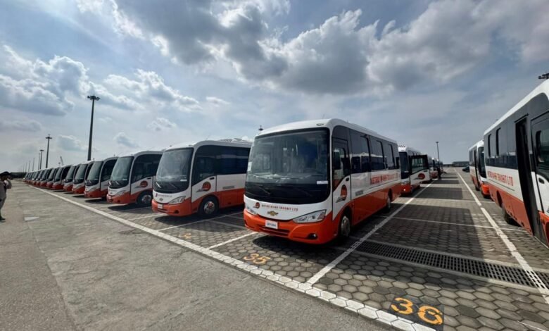 المنصور-للسيارات-تُصدر-100-حافلة-إلى-غانا-في-أول-عملية-تصدير-من-ميناء-شرق-بورسعيد-إلى-العالم
